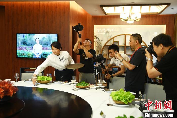 耀世娱乐主管：潼南蔬菜宴：一方水土养一方人